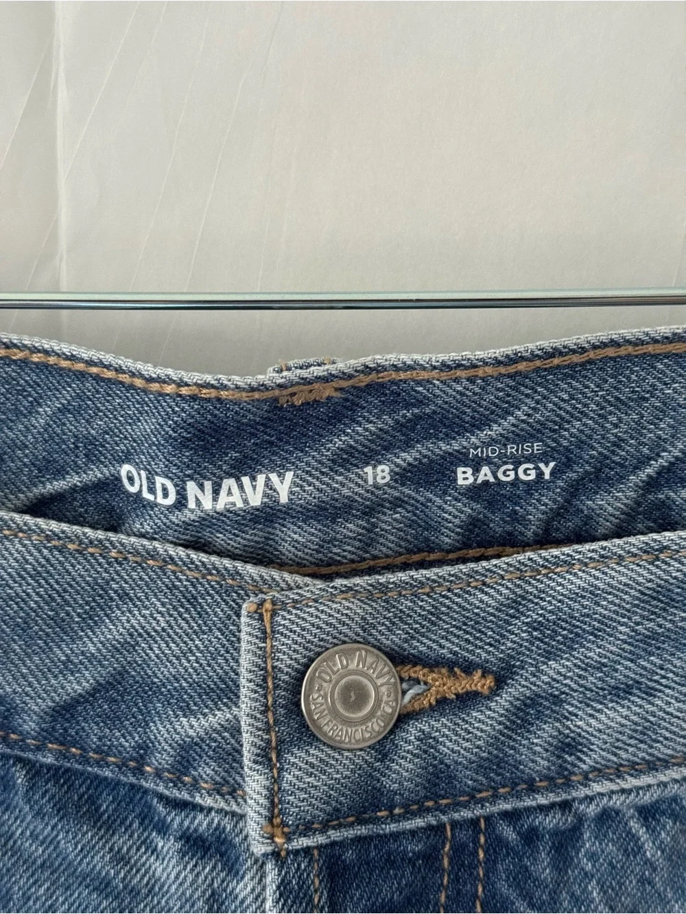 NWT Old Navy Mid-Rise Baggy Denim Shorts - Medium Wash Size 18